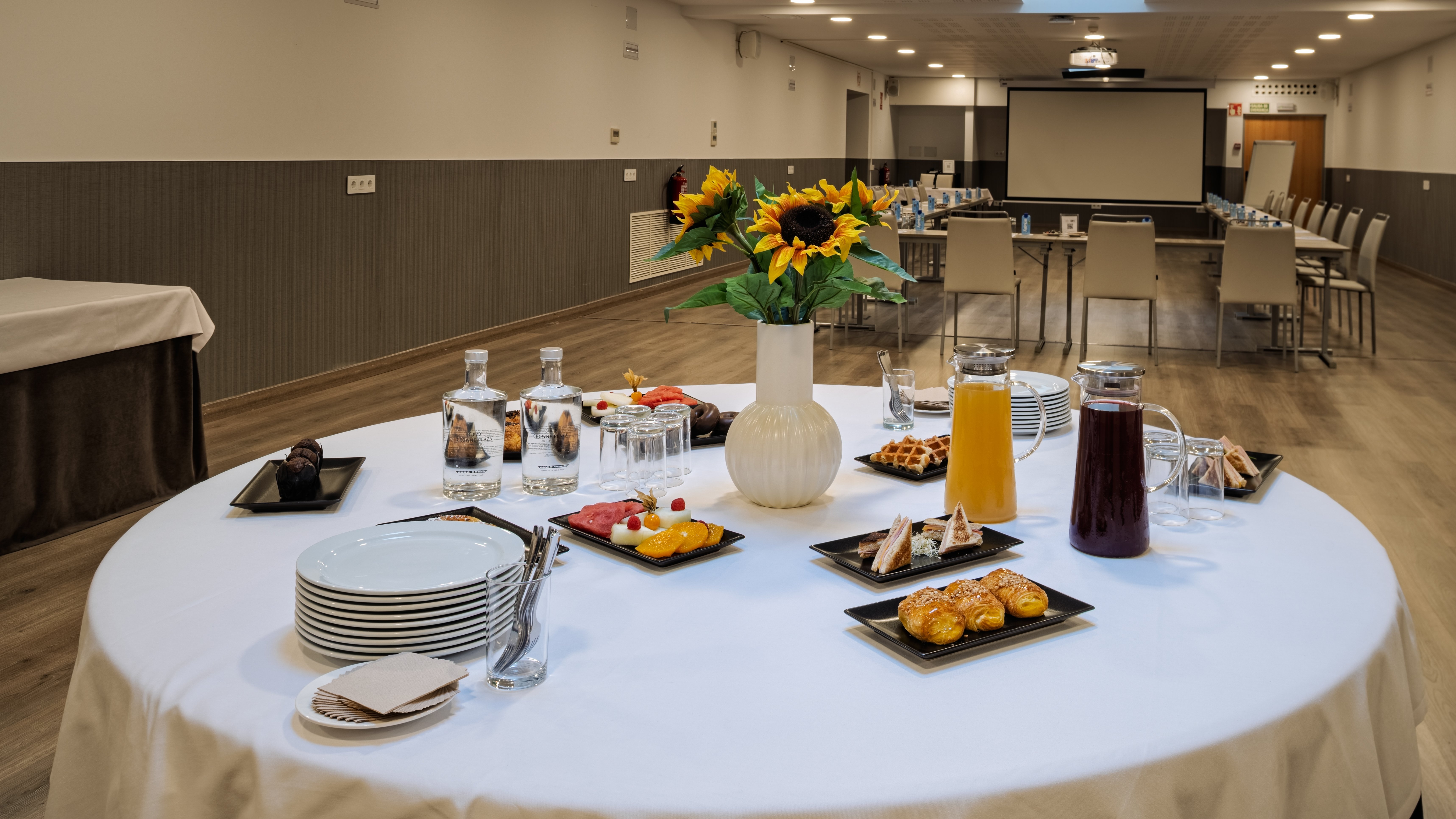 Crowne Plaza Madrid Airport Hotel 52/76