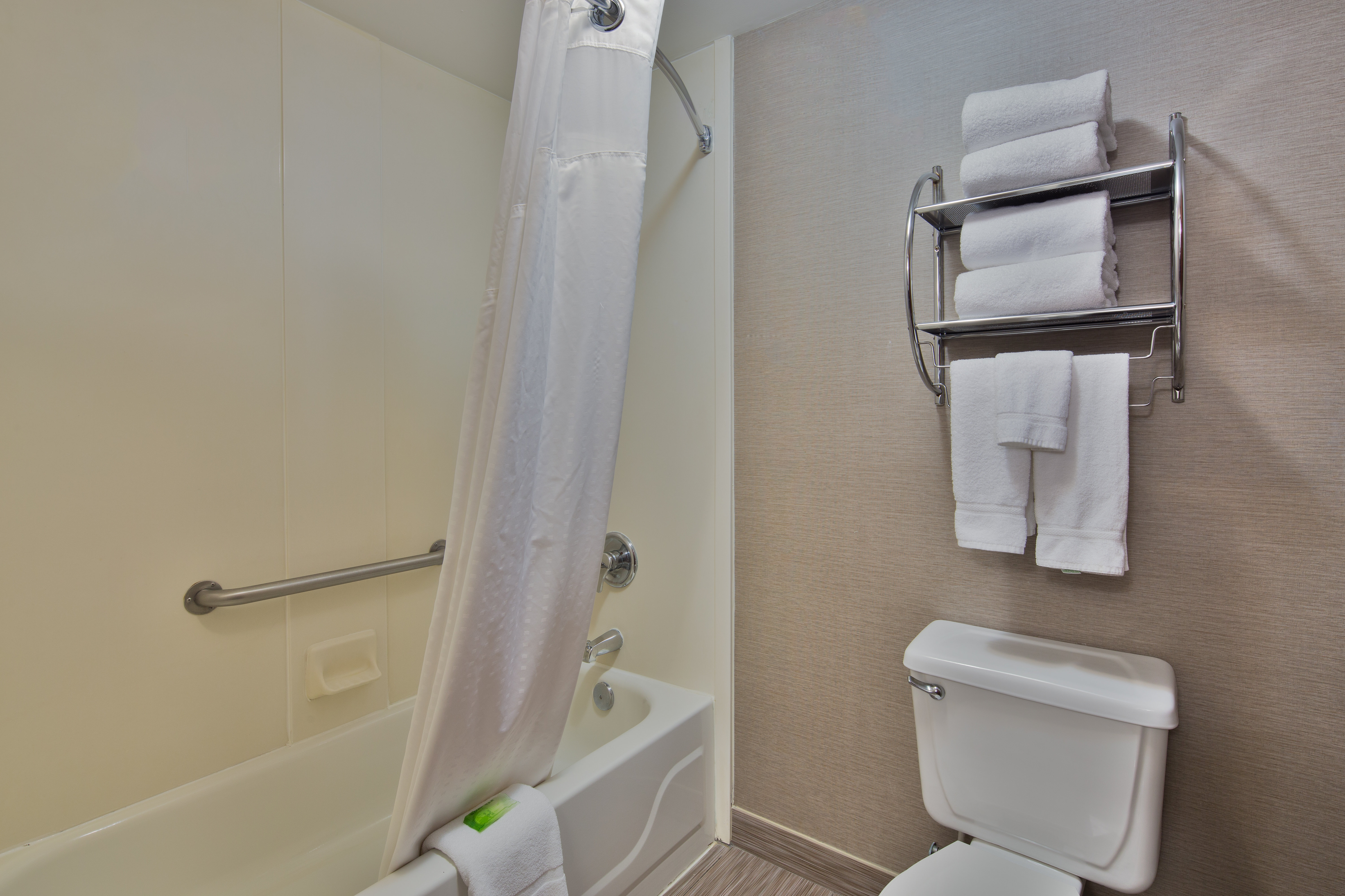 Holiday Inn Express Harrisburg - Hershey 50/50