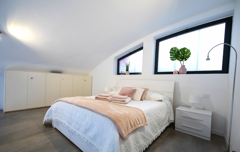 Design Central Apartment 5/24