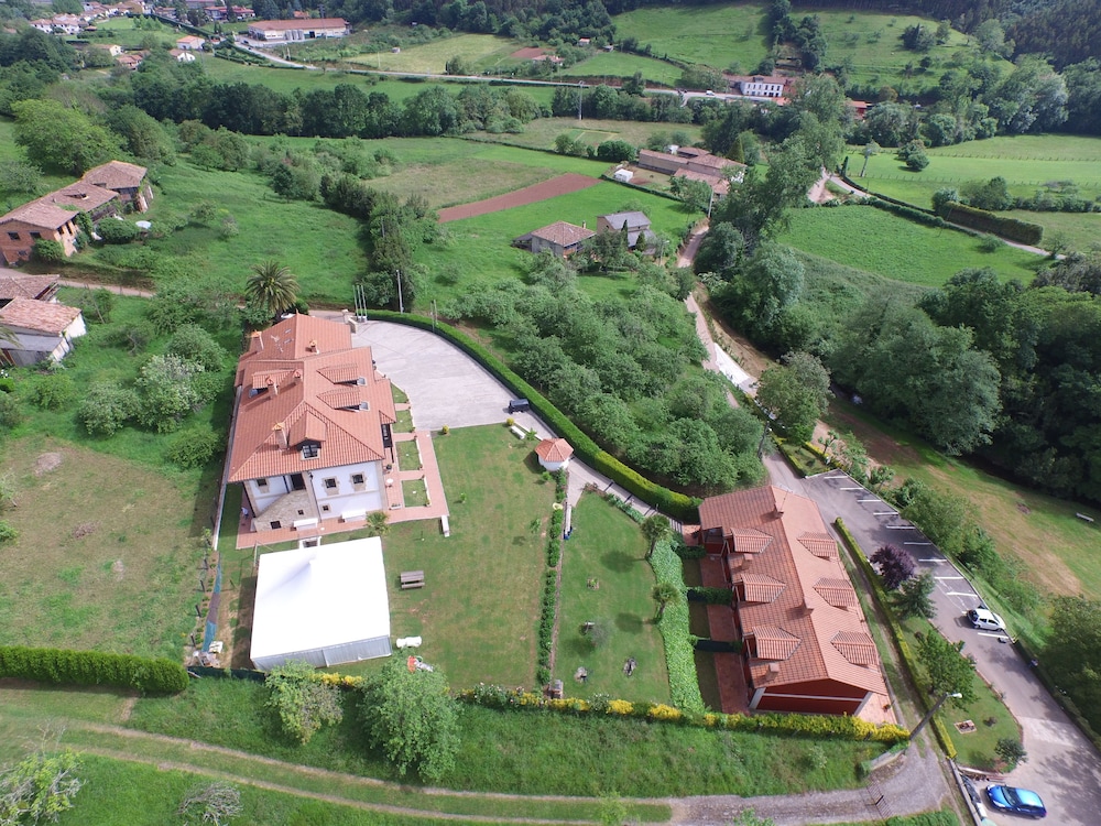 LA CASONA DE LA ROZA 46/48