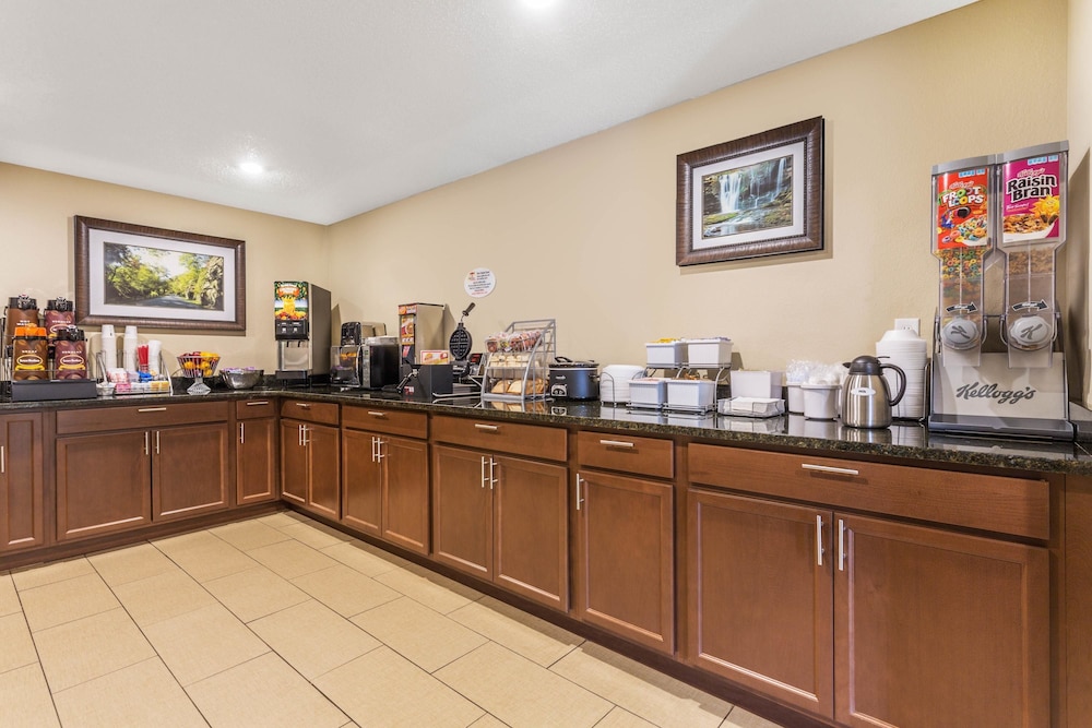 Super 8 by Wyndham Weston WV 8/20