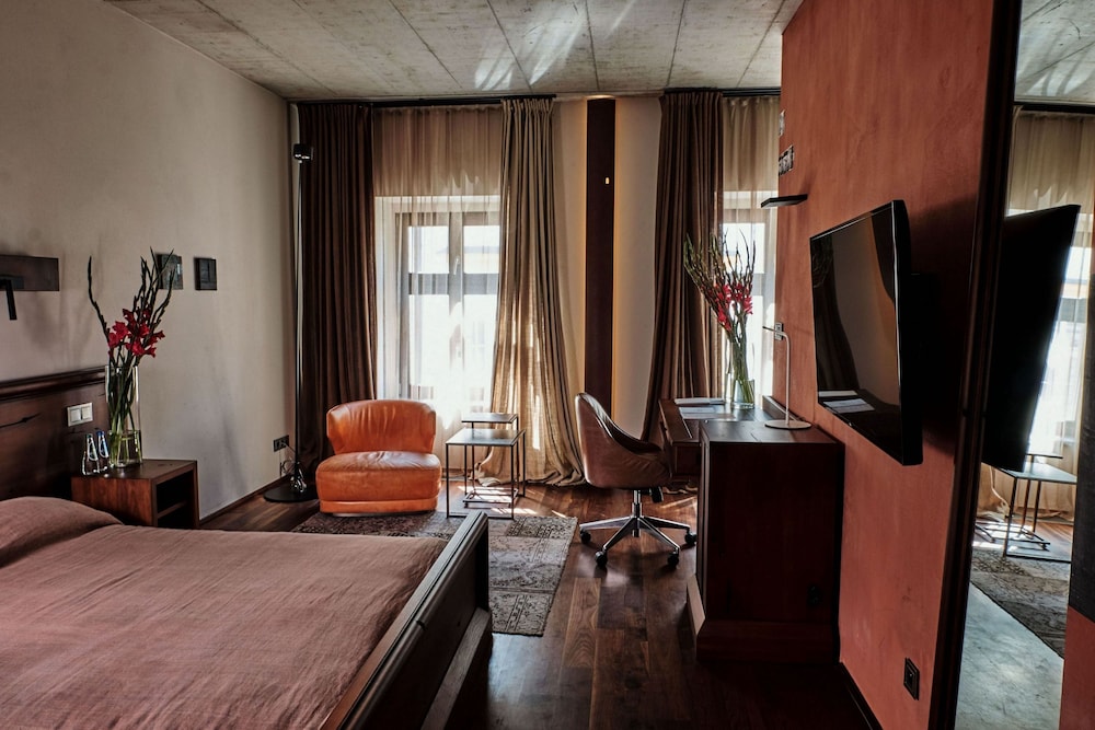 ROOM, DOUBLE BED
