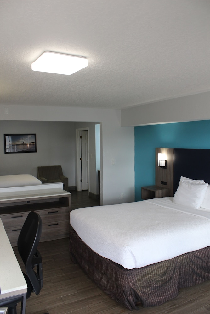 Split, Suite, 2 Queen Beds, City View، La Quinta Inn & Suites by Wyndham Oceanfront Daytona Beach 3/5