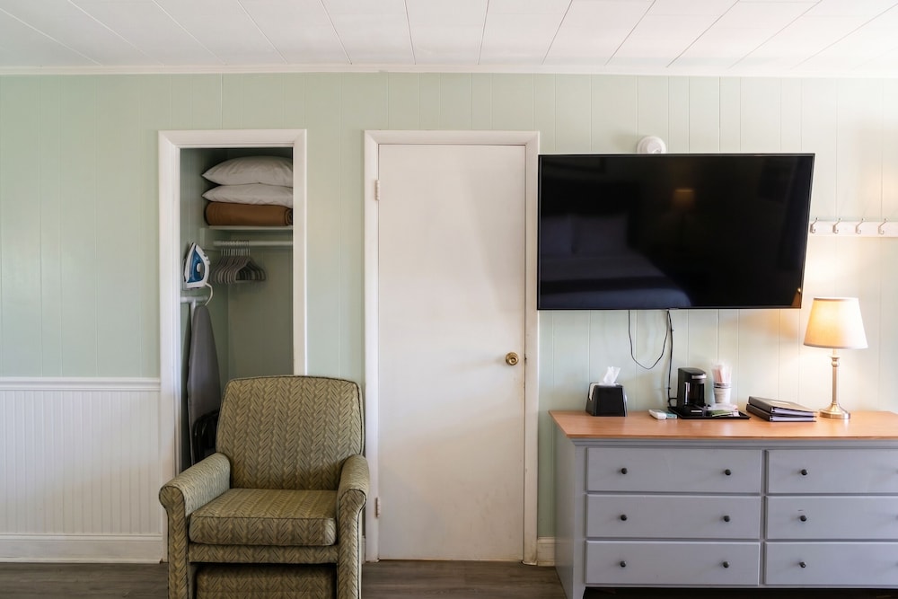 Colonial Inn Motel 13/77