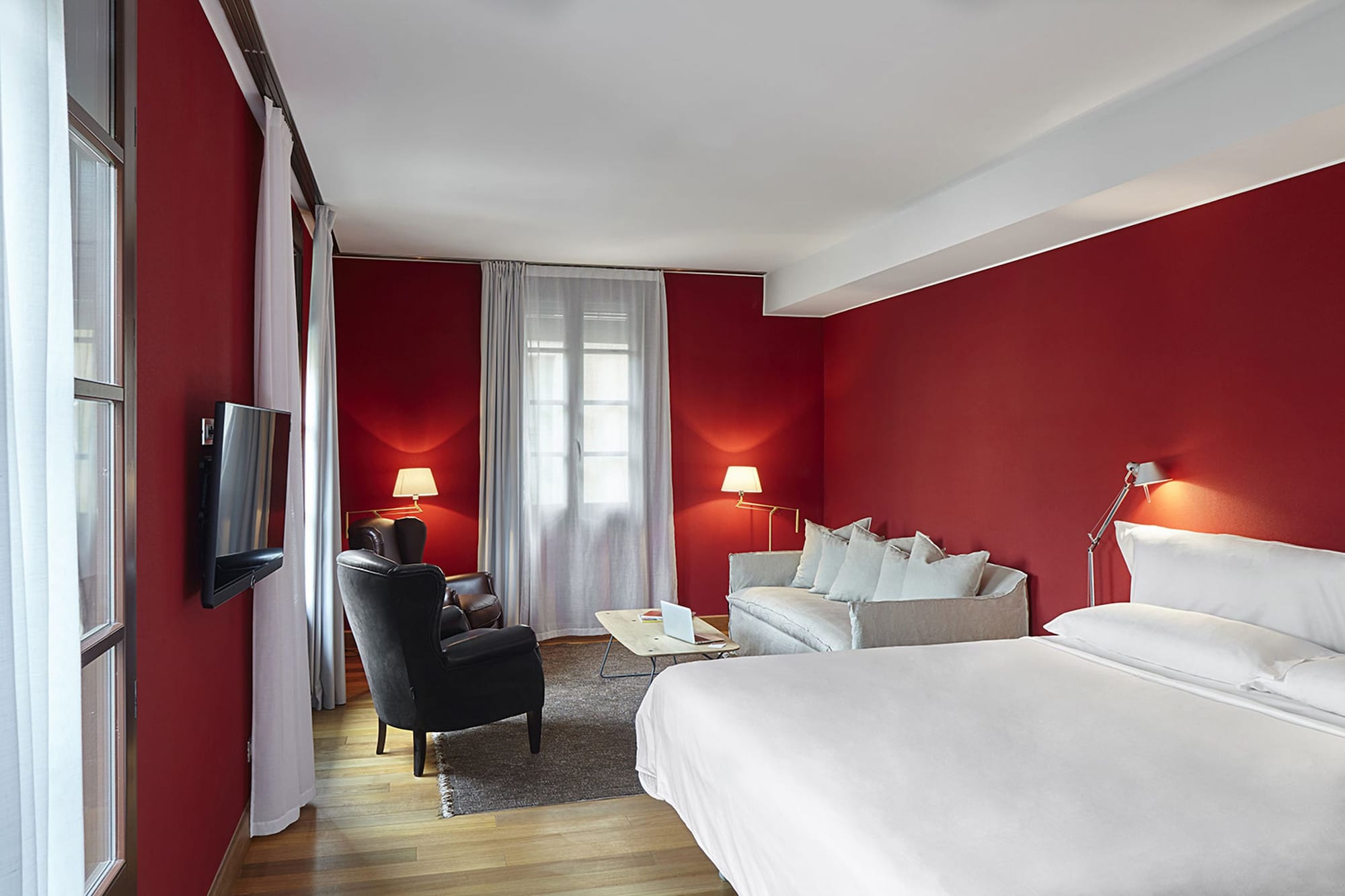 SUITE, CORNER