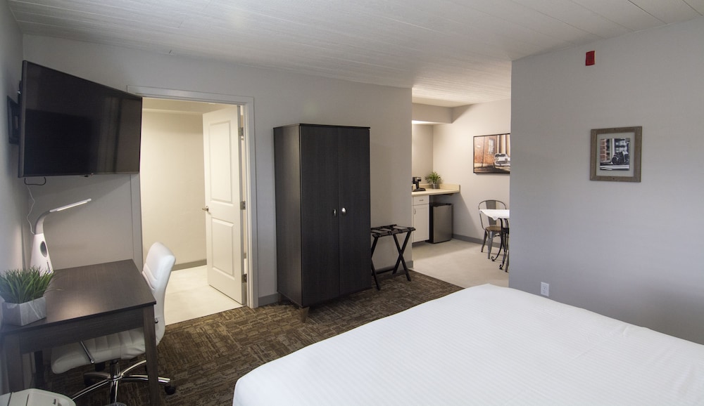 Americana Modern Hotel 17/38