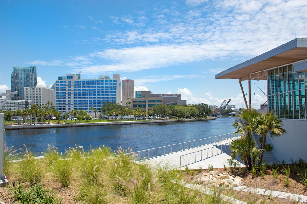 The Barrymore Hotel Tampa River Walk Formerly Howard Johnson Plaza Tampa Downtown 58/60