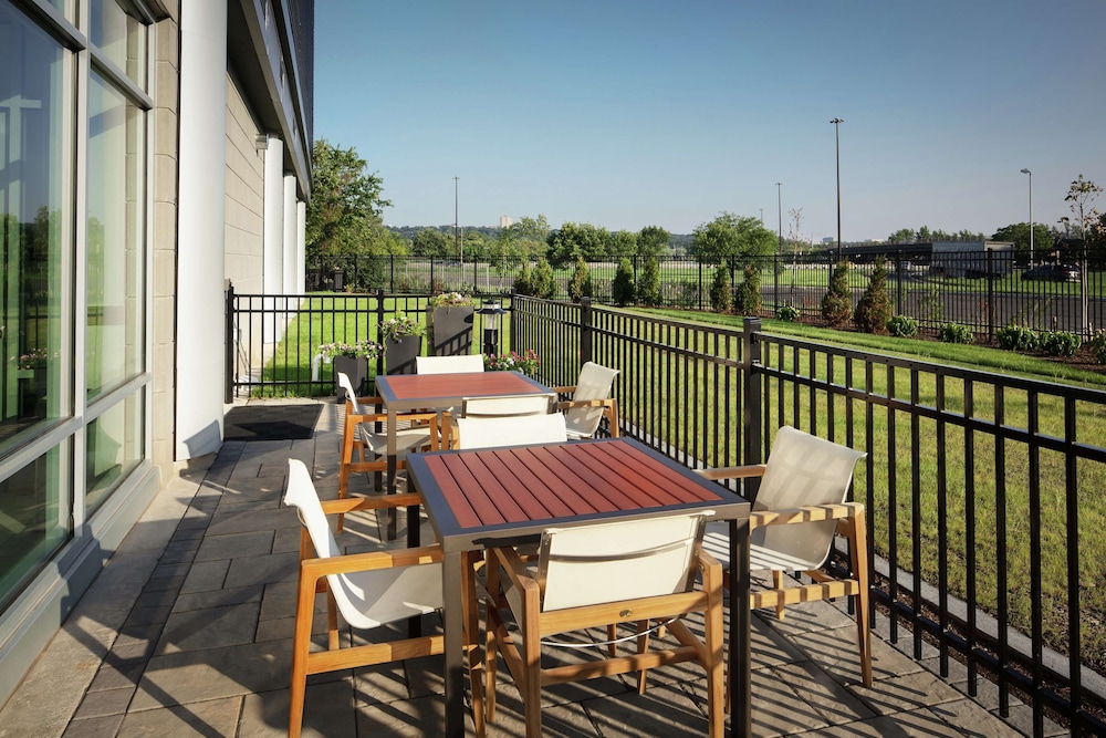Hampton Inn and Suites Teaneck Glenpointe, NJ 32/41