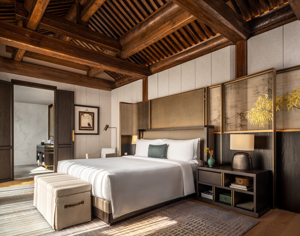 Grand, Courtyard, King Bed