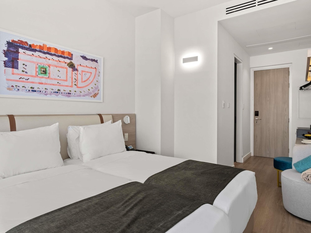 Mercure Larnaca Finikoudes Beach 16/60