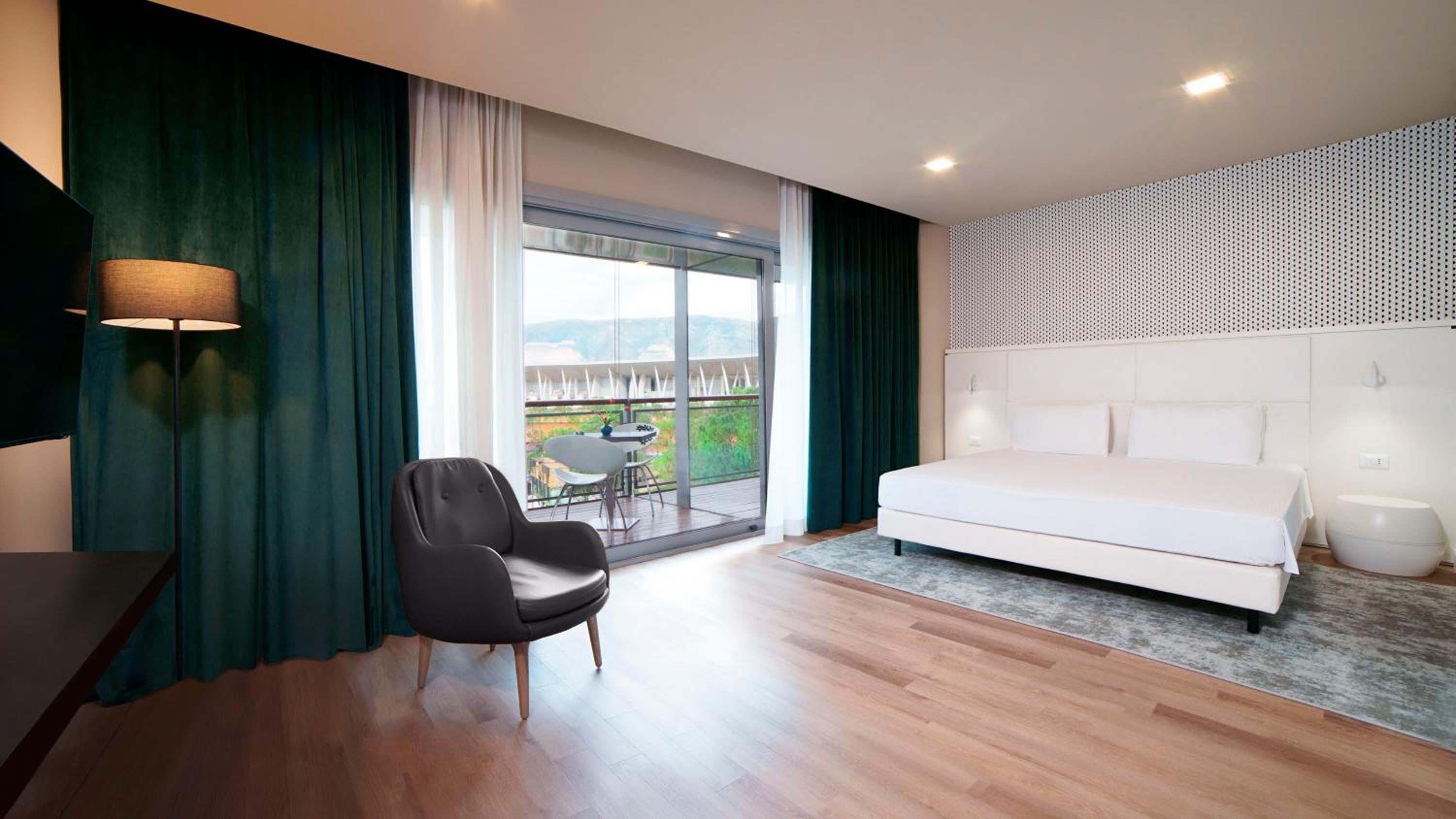 Junior Suite, King Bed, Square View, Sofa