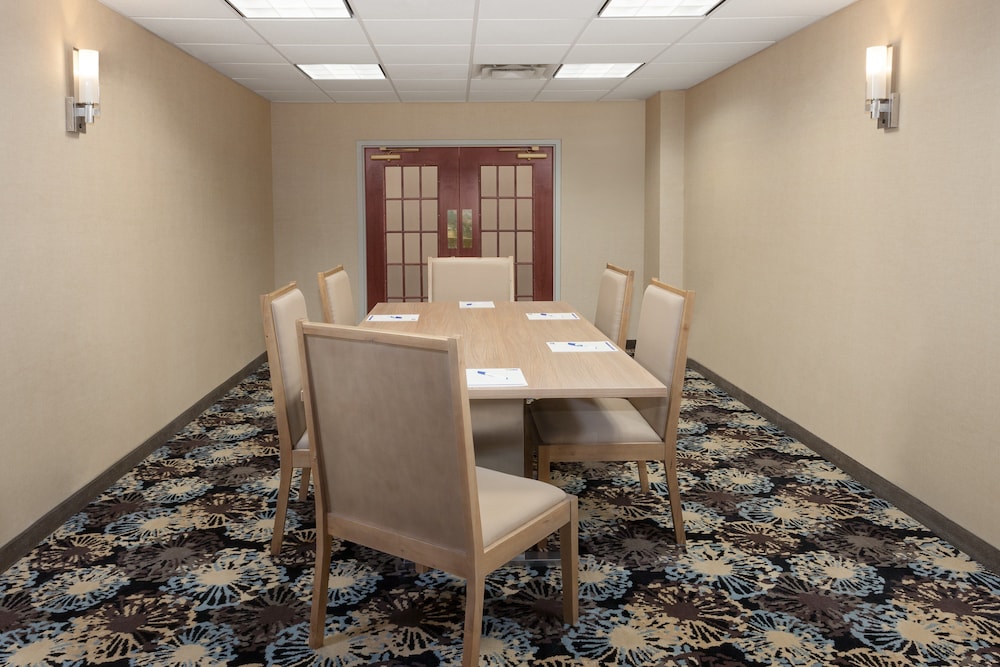 Holiday Inn Express Hotel And Suites Dayton West Brookville 45/46