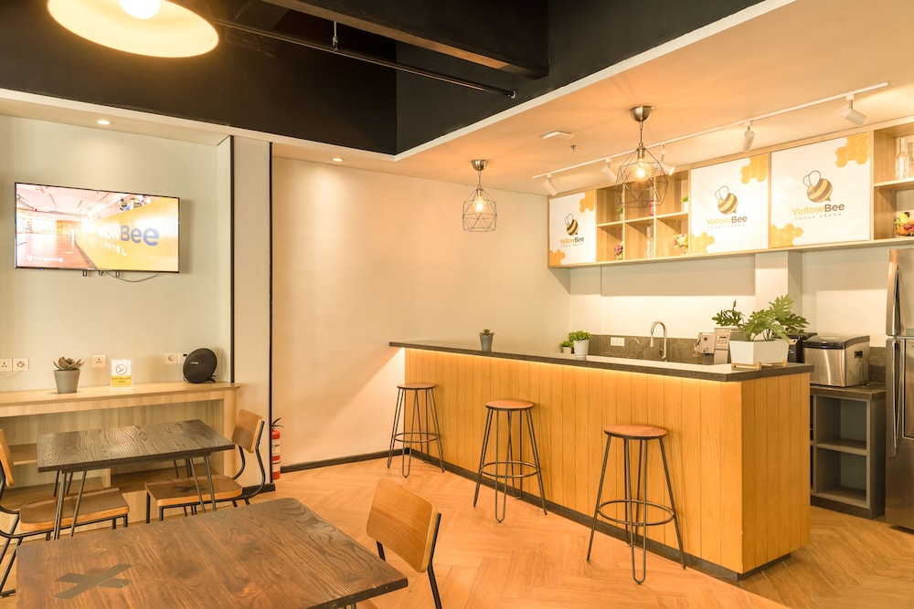 Yellow Bee Tanah Abang Jakarta 9/56