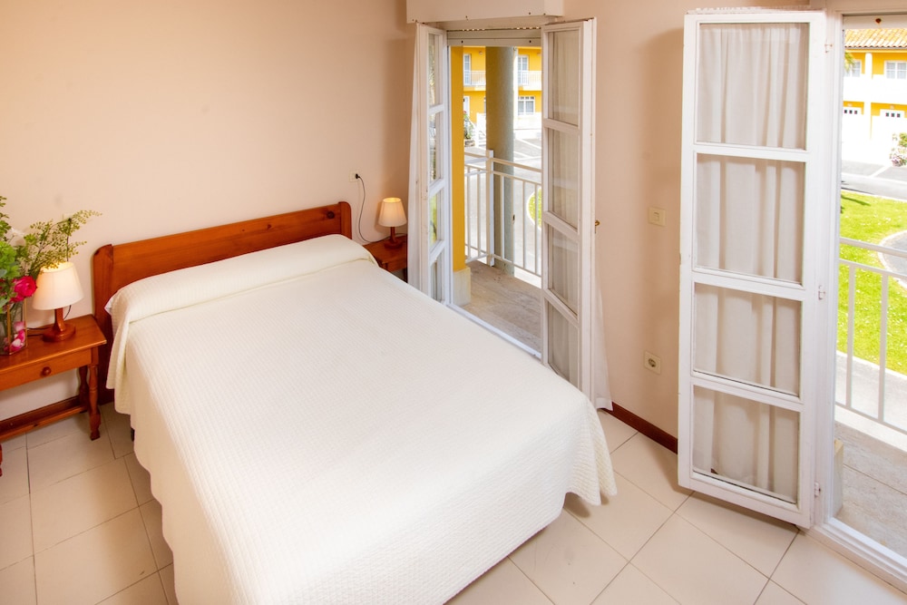 3 Bedrooms, Apartment, 1 Double and 4 Single Beds
