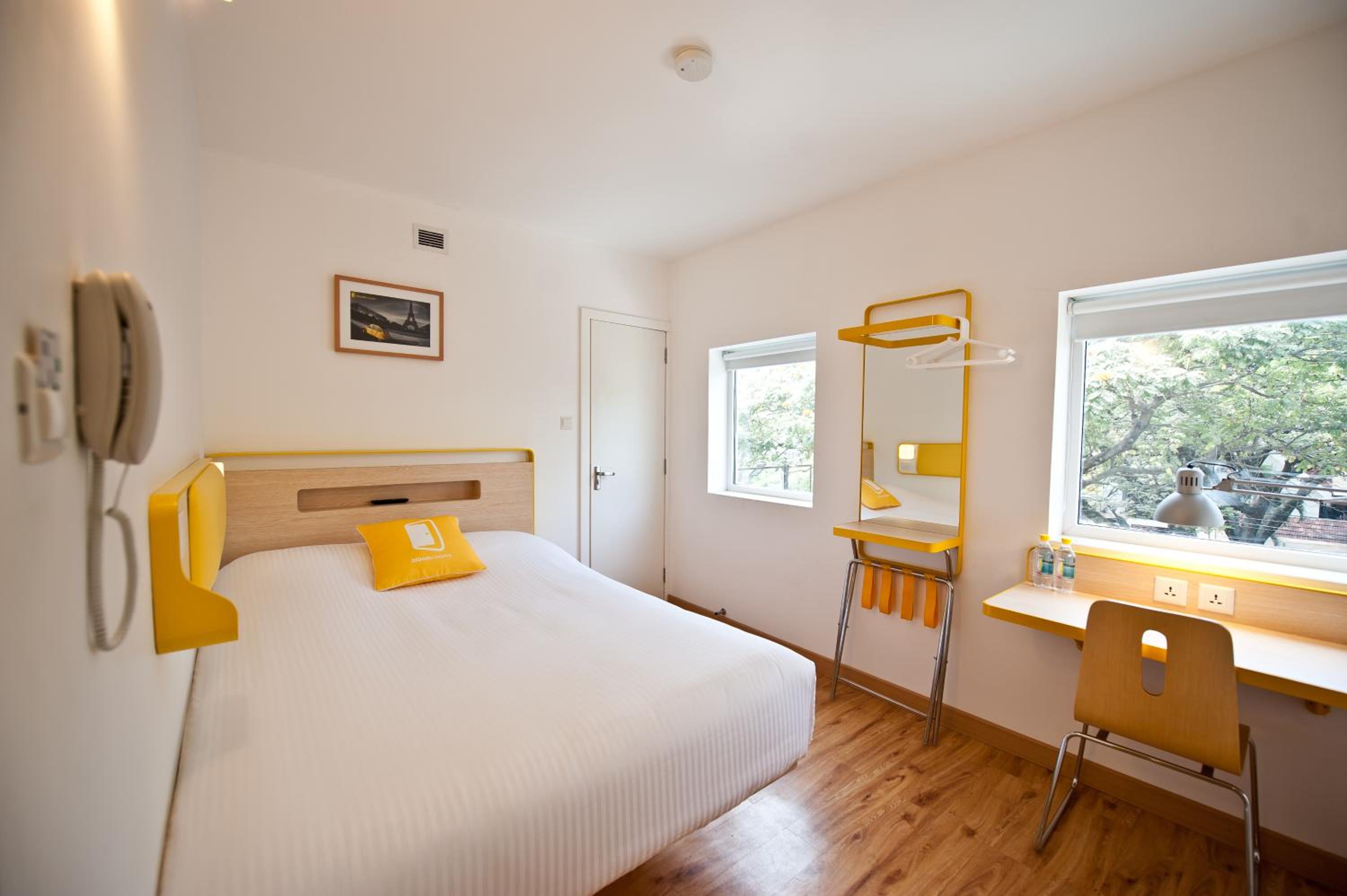 ROOM, DOUBLE BED