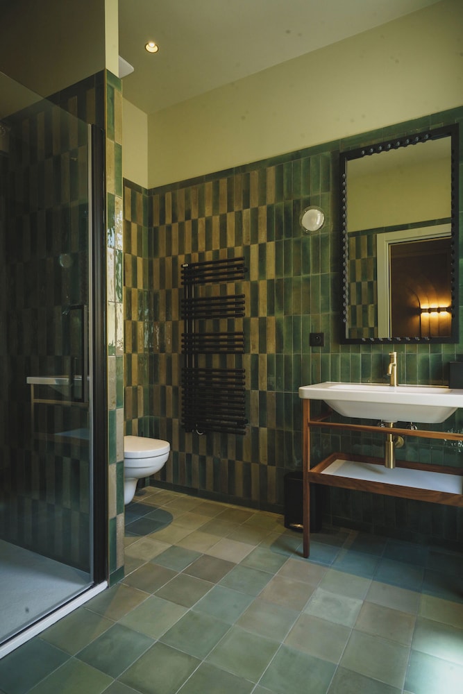 Gounod Hotel 60/62