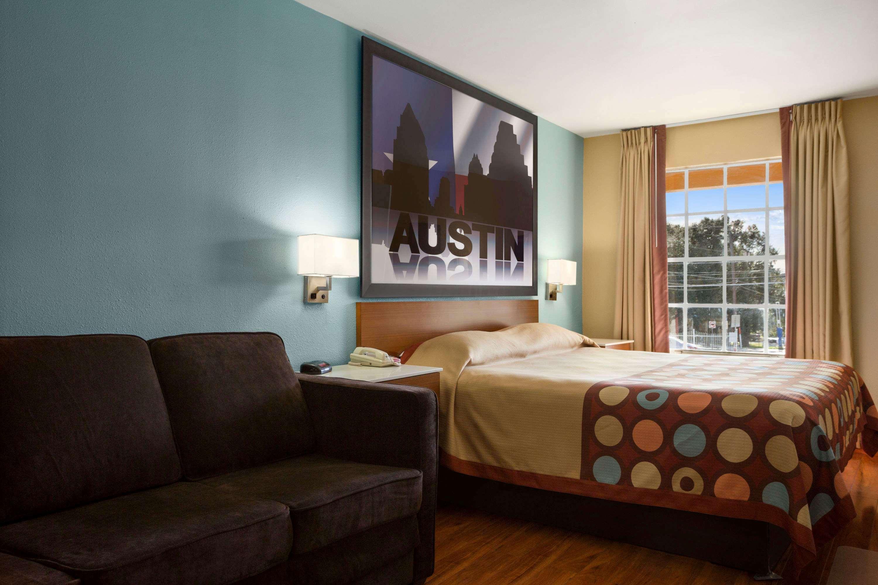 غرفة بسرير كينج