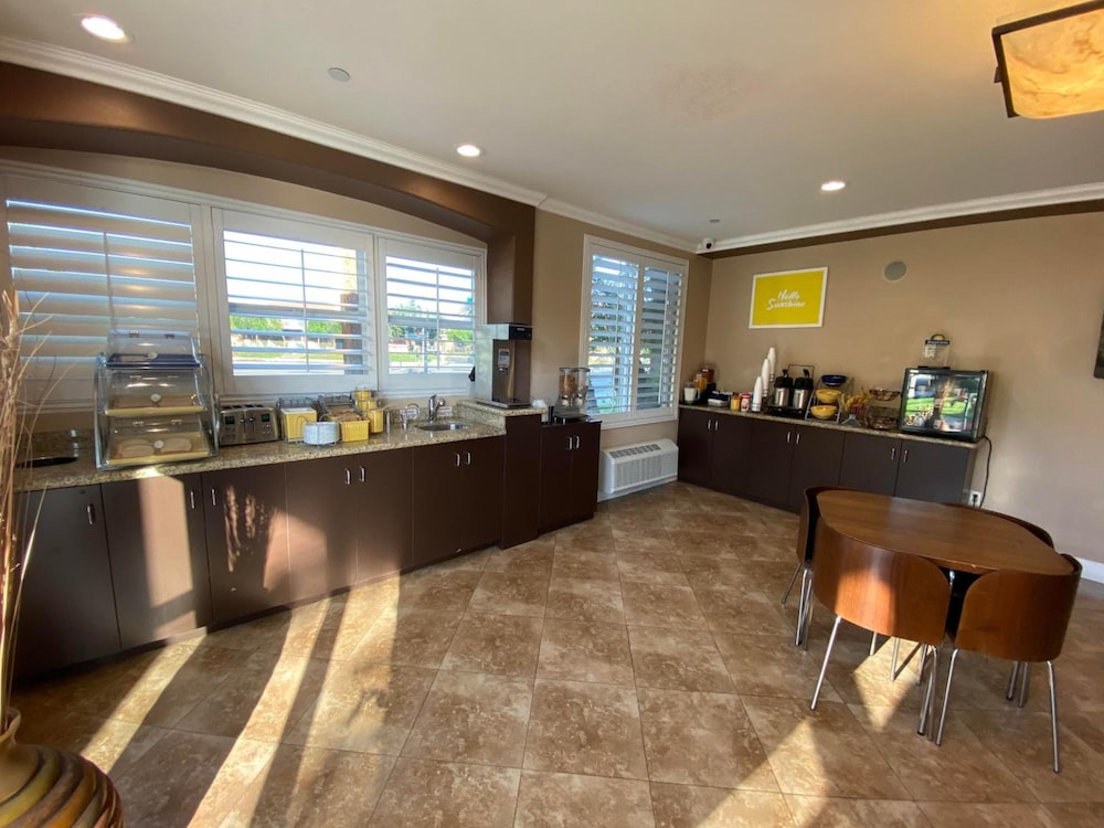 Harbor Inn And Suites 3/17