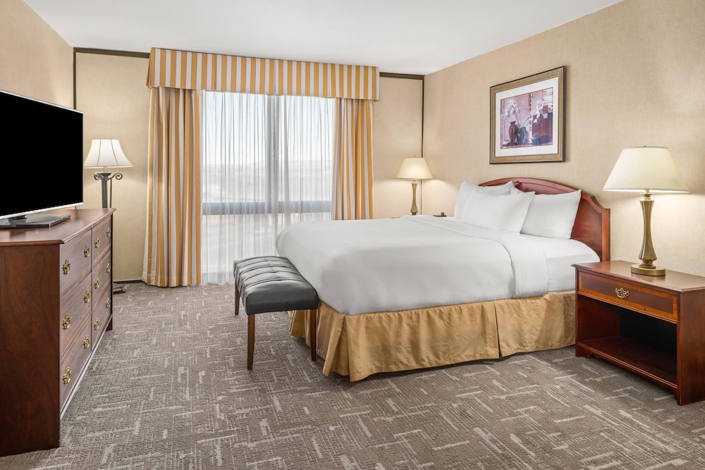 SUITE, KING BED, SOFA, JETTED TUB