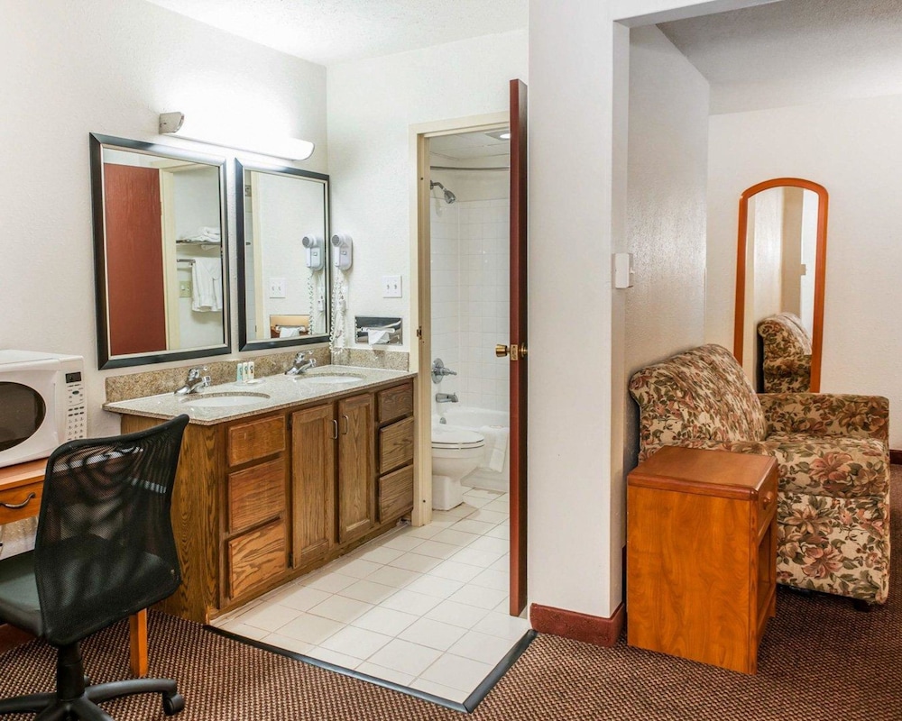 Quality Inn South Indianapolis, IN 10/35