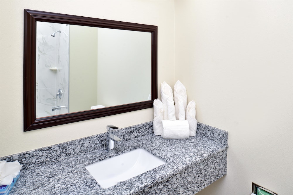 SUITE, KING BED, JETTED TUB