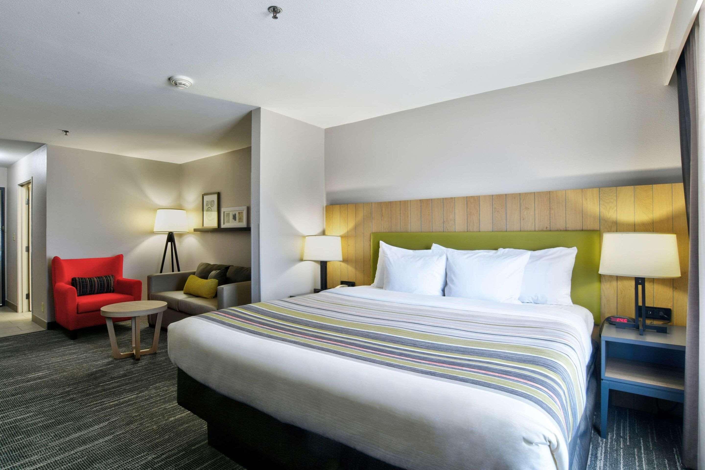SUITE, KING BED