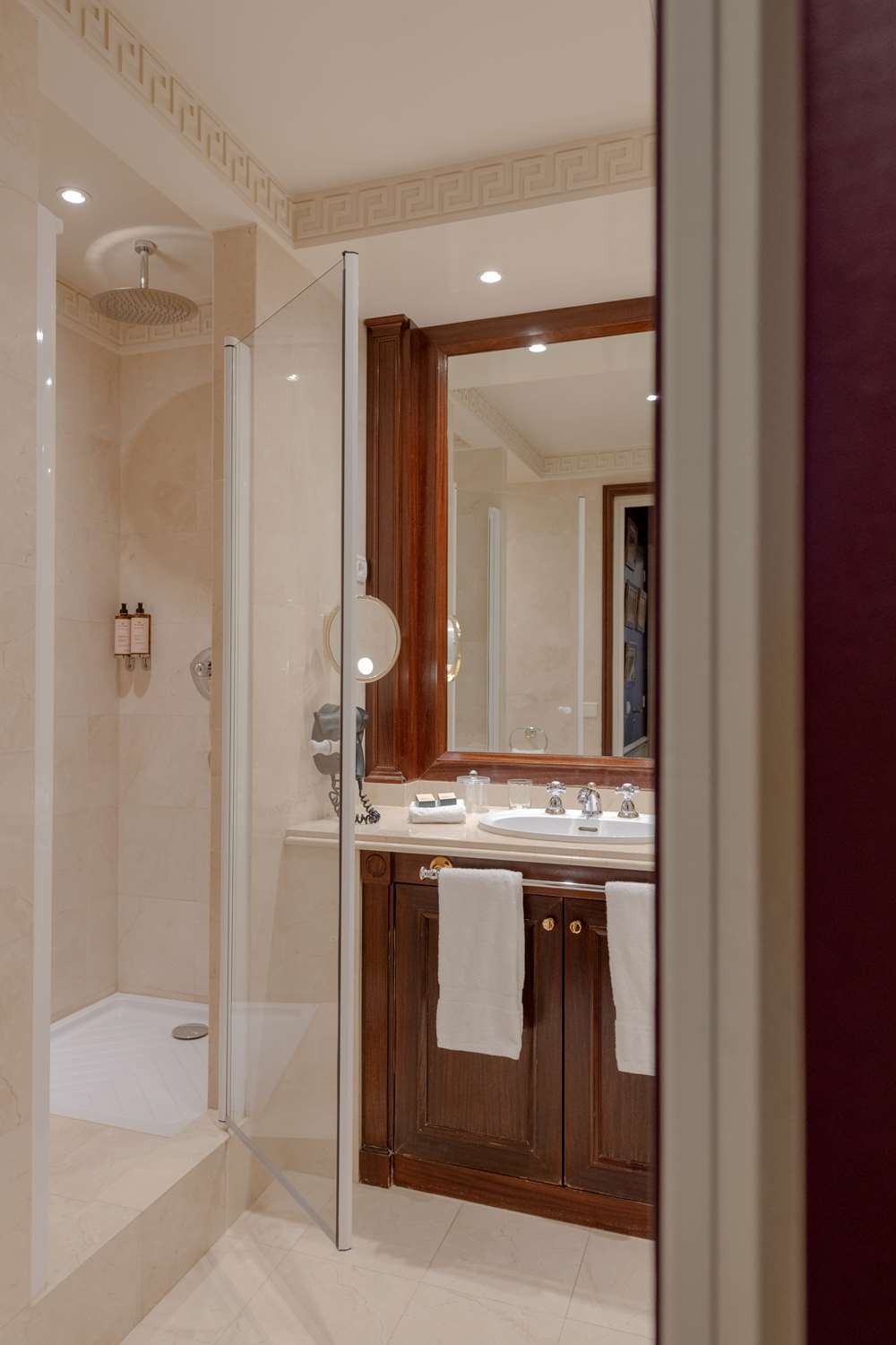 Junior Suite, Double or Twin Bed, Court View, Sofa