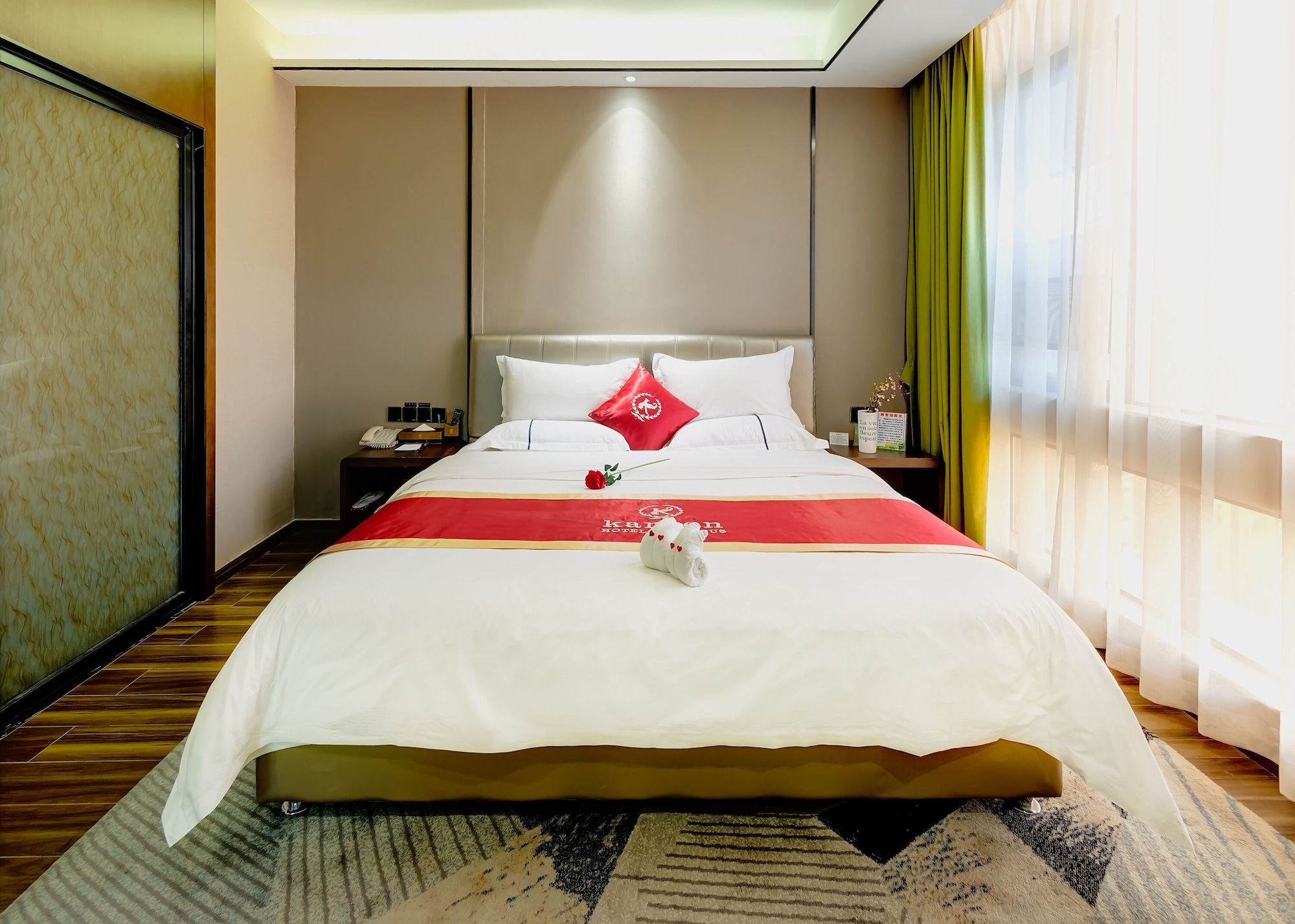 DELUXE, SUITE
