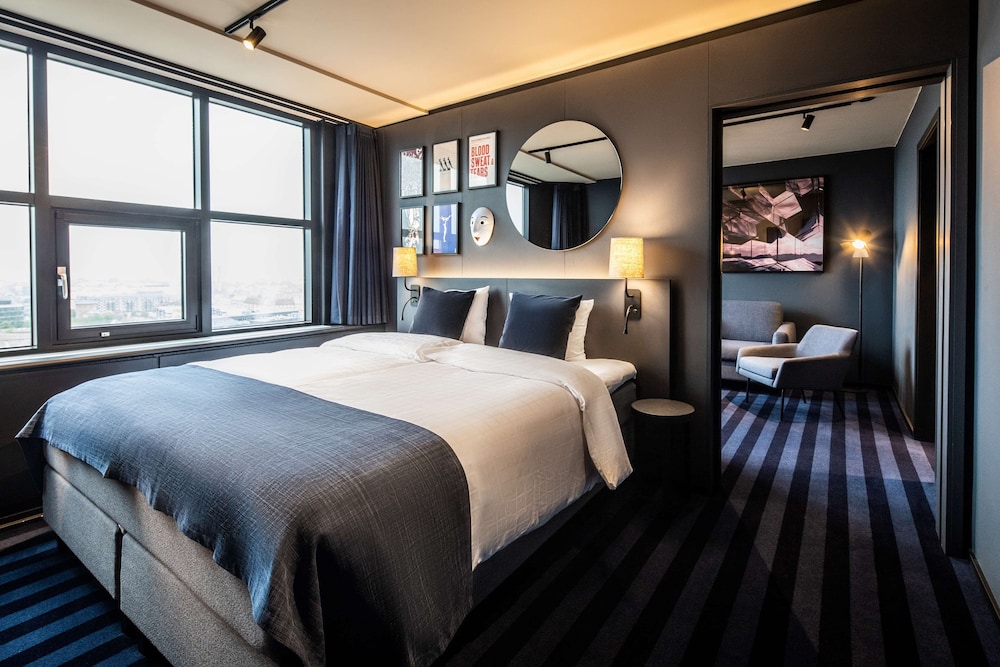 Master, Suite, King Bed, Sofa