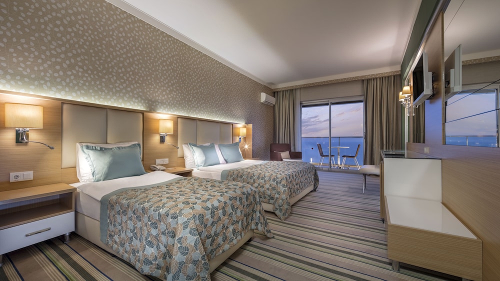 Royal Garden Beach Hotel 11/45