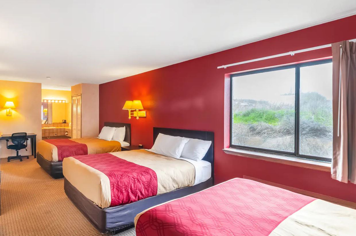Room, 3 Queen Beds, Econo Lodge Fredericksburg 2/3