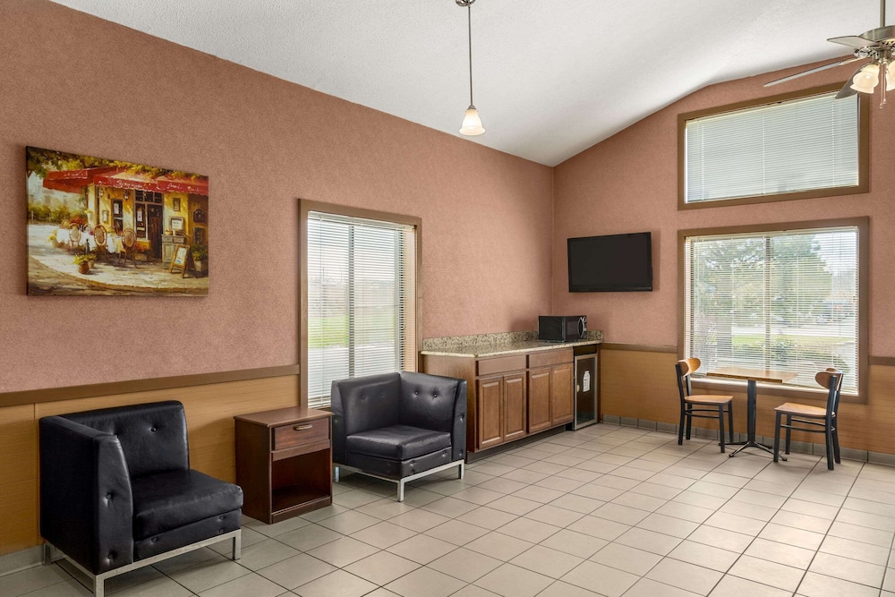 Days Inn by Wyndham Canastota/Verona 35/52