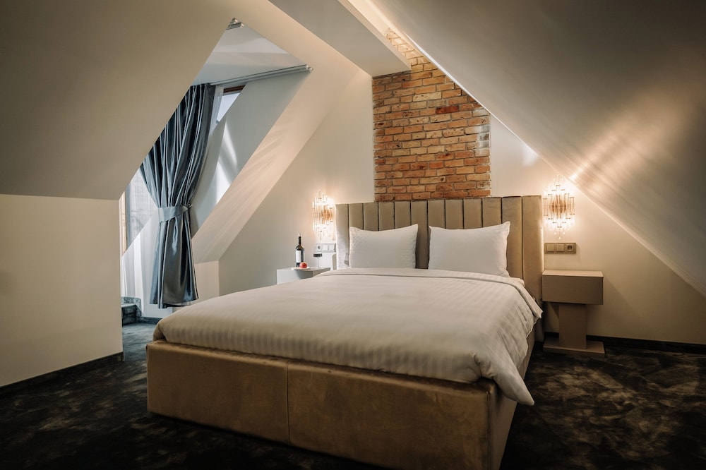 SUITE, TWO STORY, TERRACE