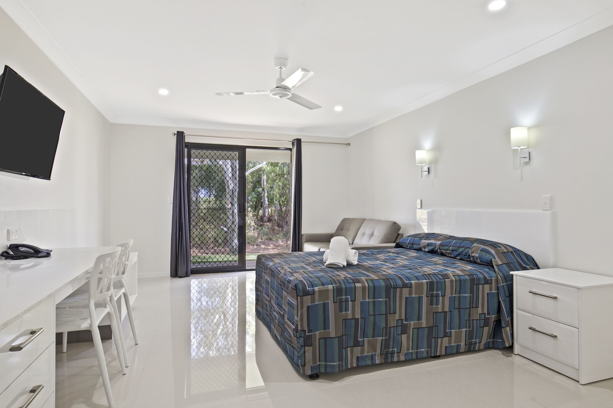 MOTEL, STUDIO, QUEEN BED