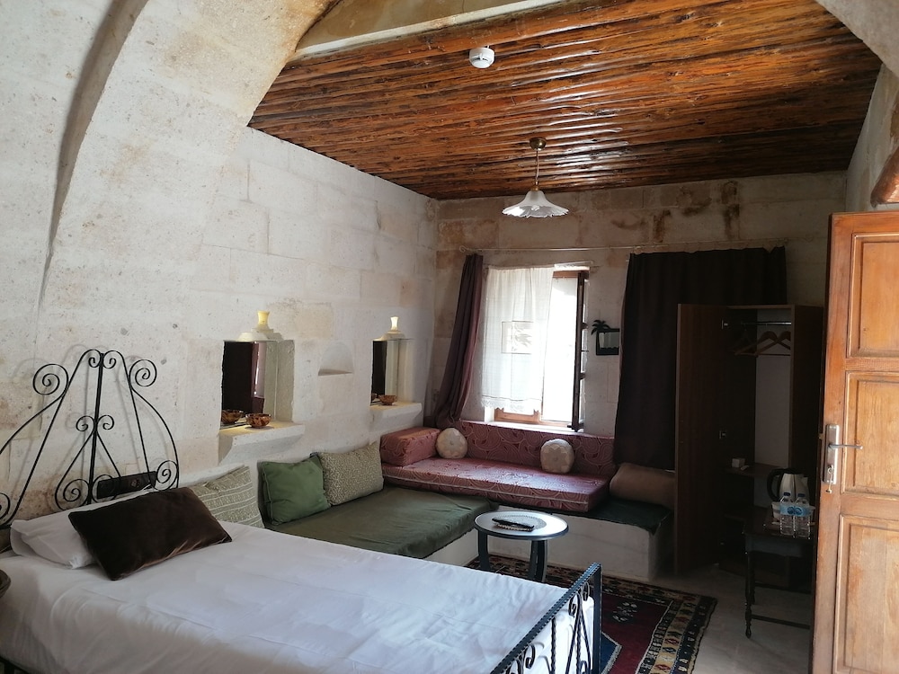 El Puente Cave Hotel 18/50