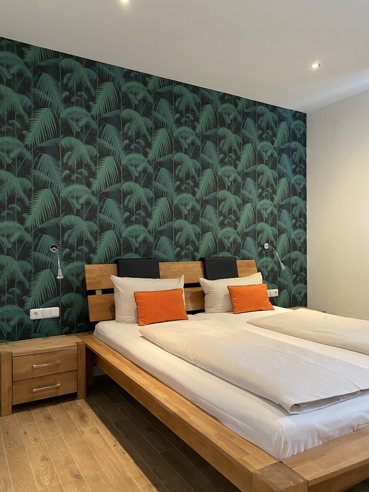 ROOM, TWIN BEDS