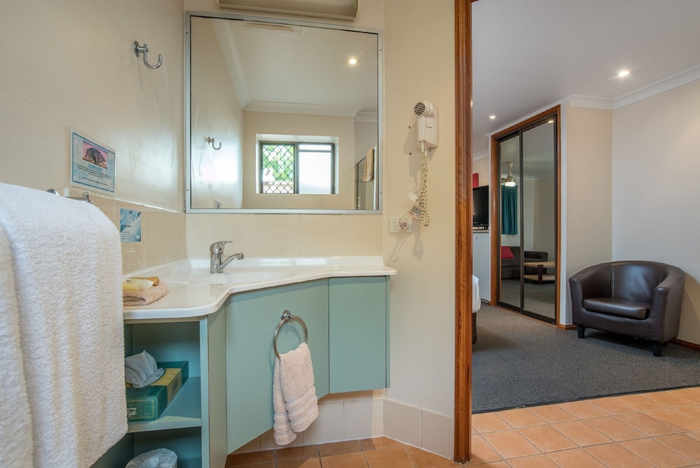 Aspley Carsel Motor Inn 56/60