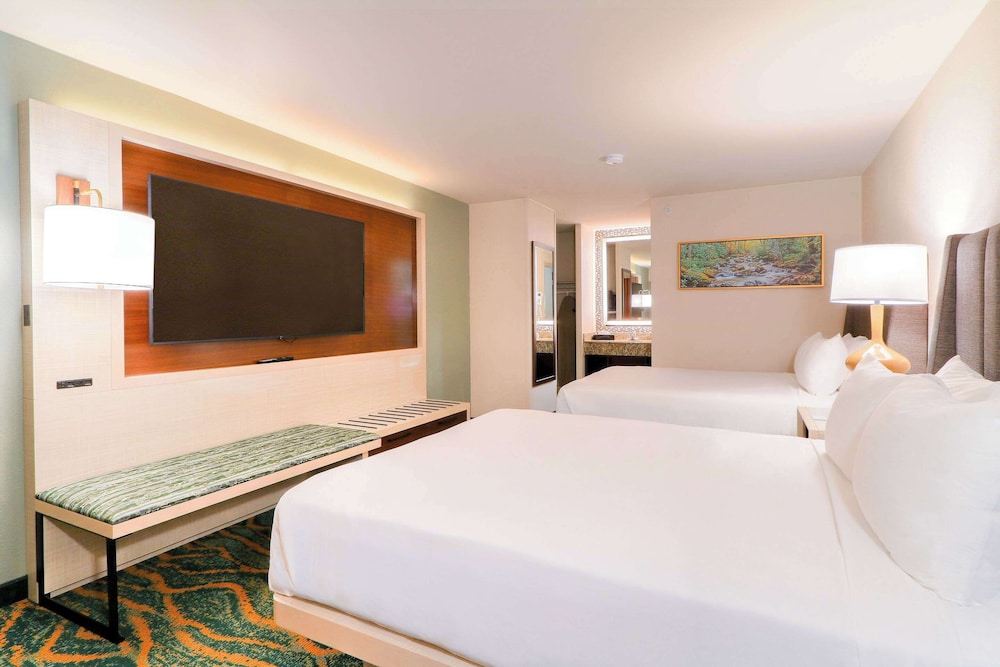 غرفة قياسية بسريرين كوين، Quality Inn Near The Island Pigeon Forge 3/10