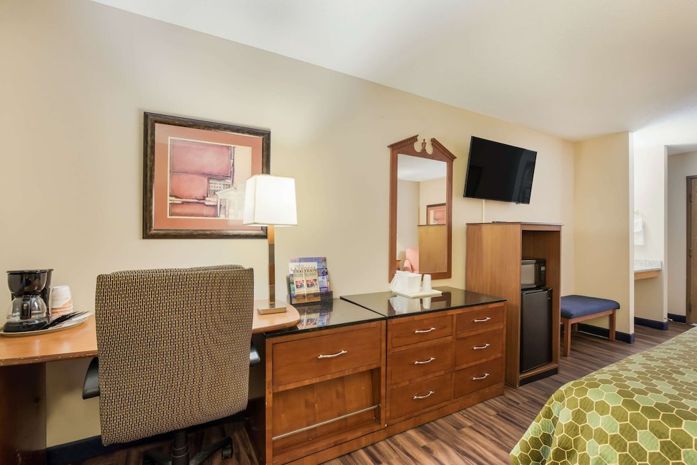 AmericInn by Wyndham Lake Mills 32/36
