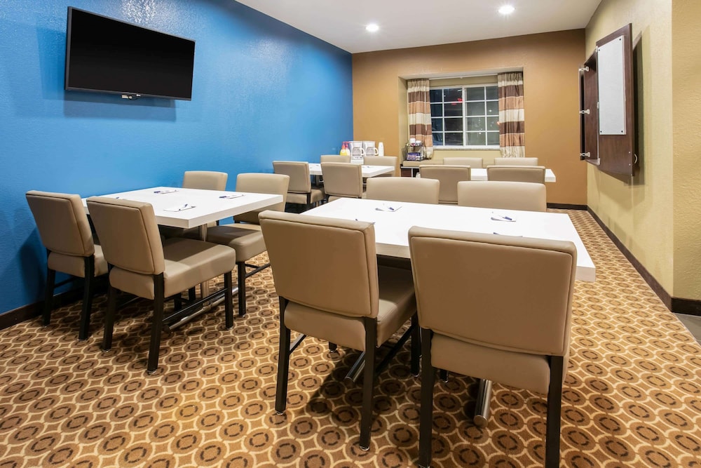 Microtel Inn And Suites By Wyndham Pecos 32/35