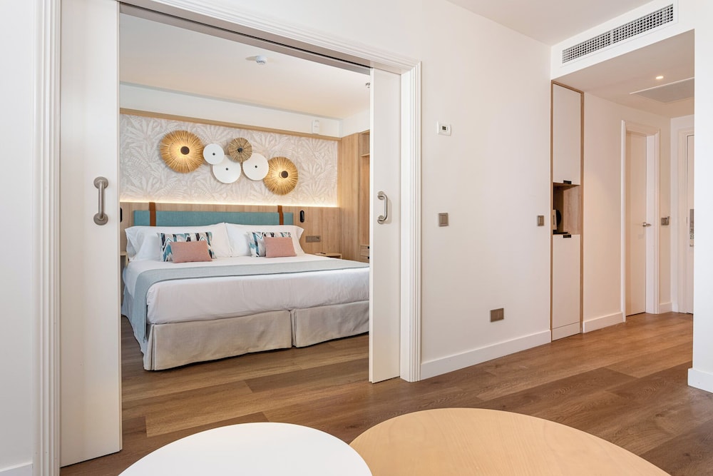 Suite, Pool View