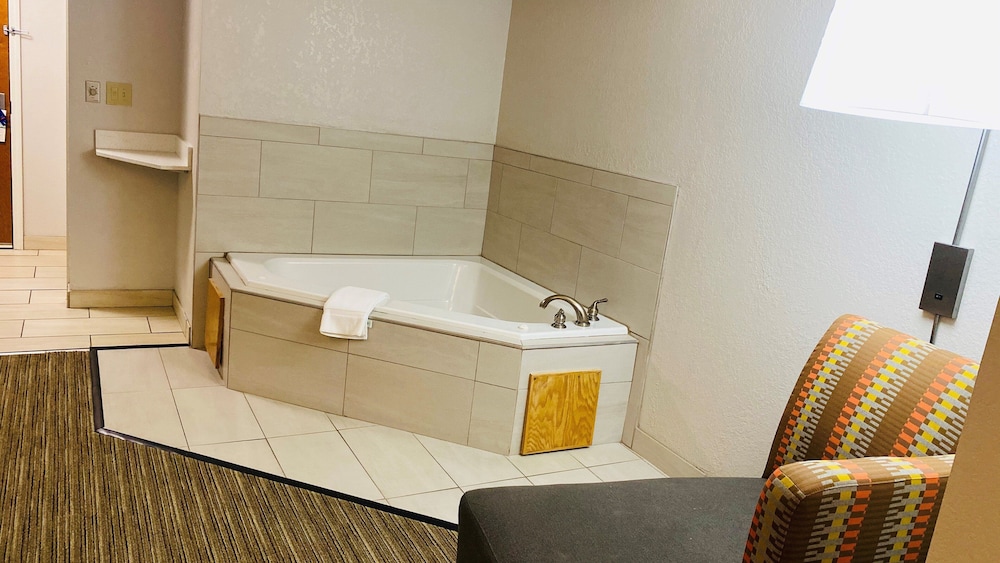Holiday Inn Express & Suites Louisville South-Hillview, an IHG Hotel 27/55