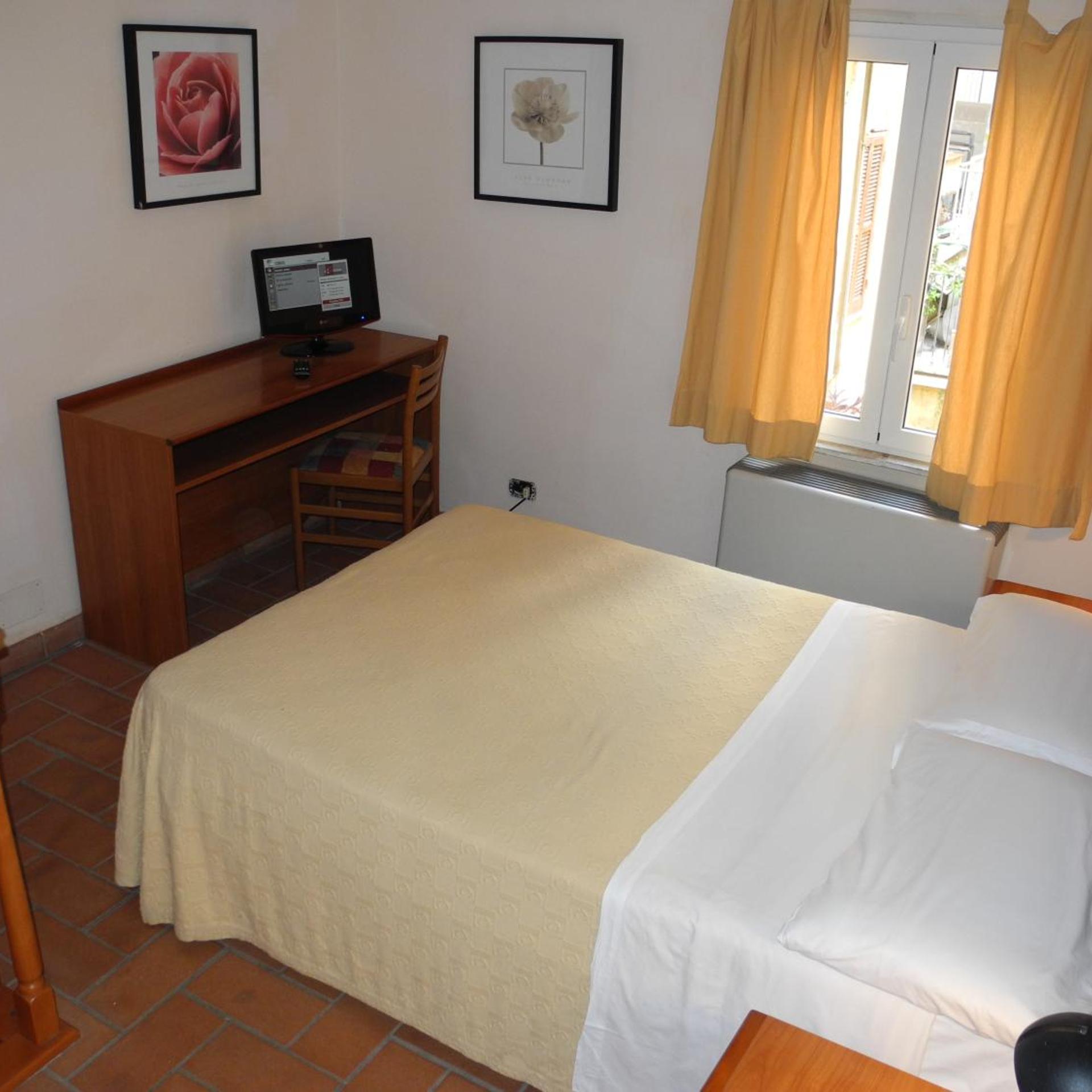 Maisonette، CORONA 2/8