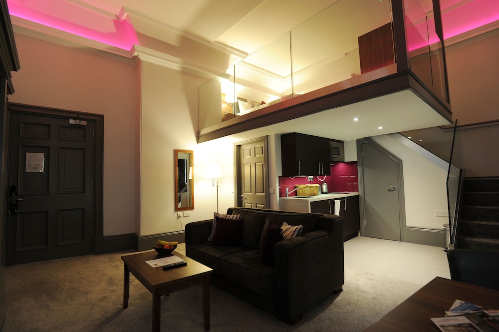 Court Residence 37/49