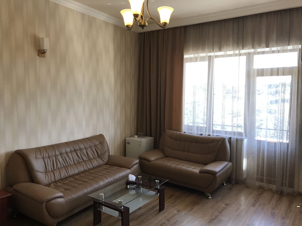 Capital Hotel 38/68