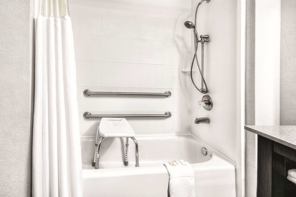 La Quinta Inn Suites By Wyndham Victoria South 18/55