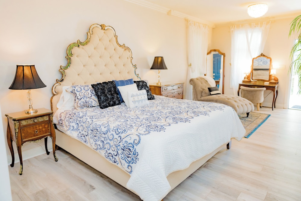 FRENCH, PREMIUM, SUITE, KING BED