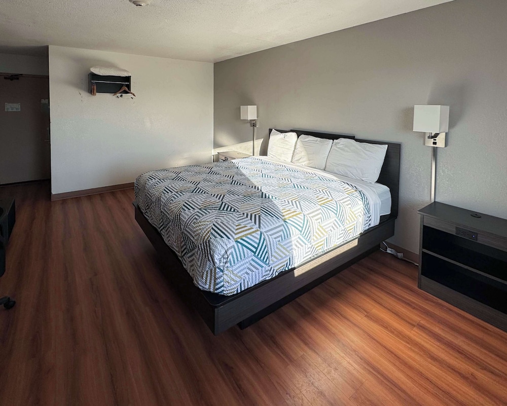 غرفة ديلوكس بسرير كينج، Motel6 Fond Du Lac, WI 4/7