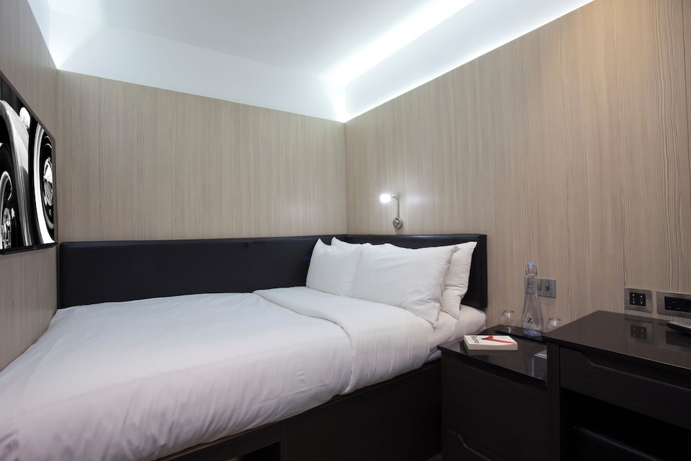 Room, Double Bed, No Window
