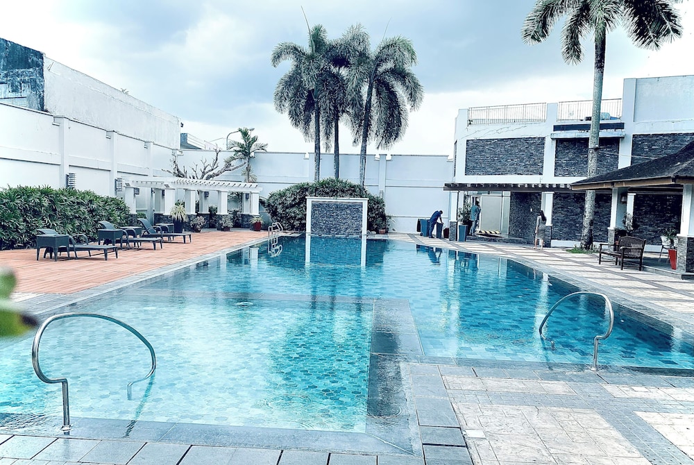 The Avenue Plaza Hotel 66/68